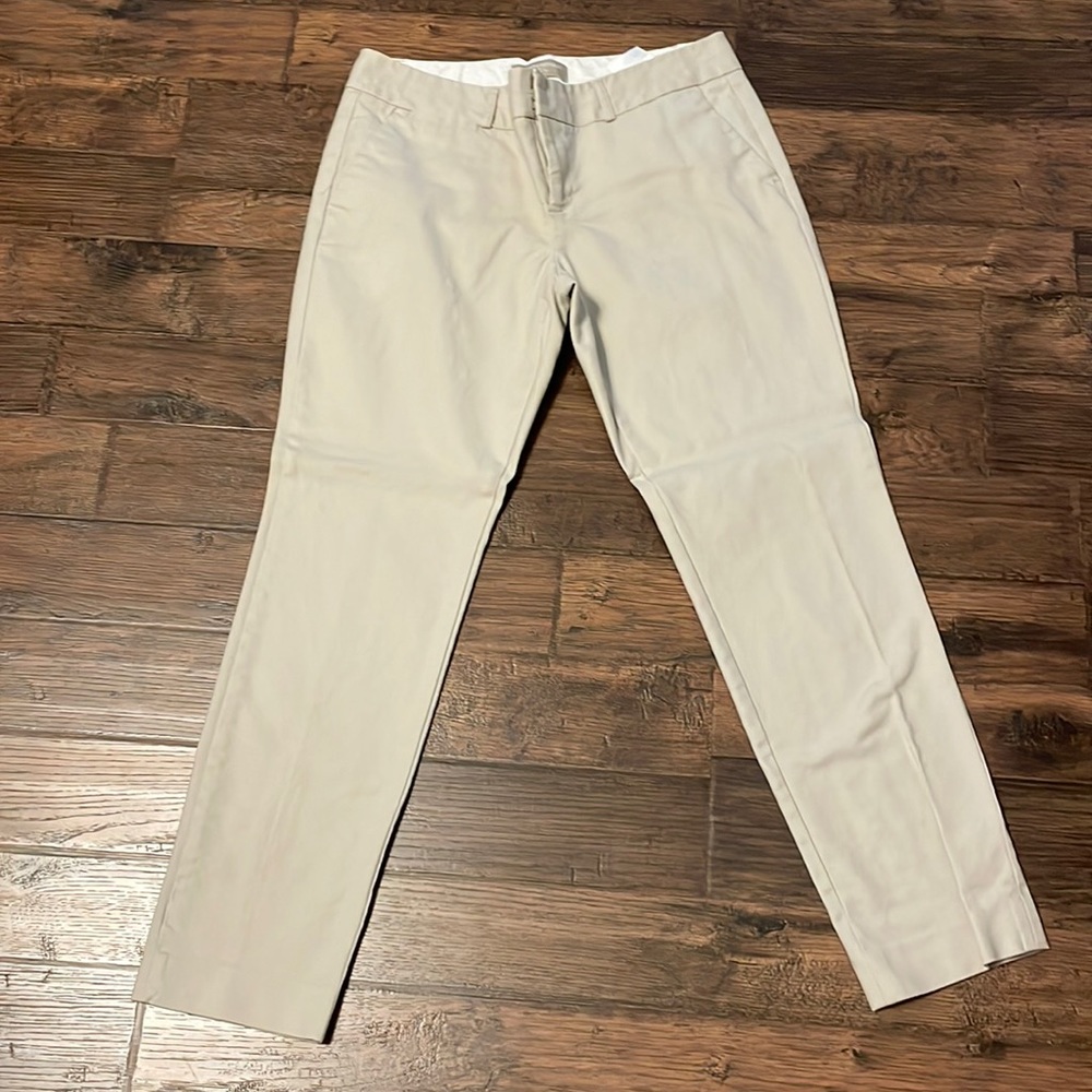 Banana Republic - Ryan Fit Khaki Pants - women’s 8 short